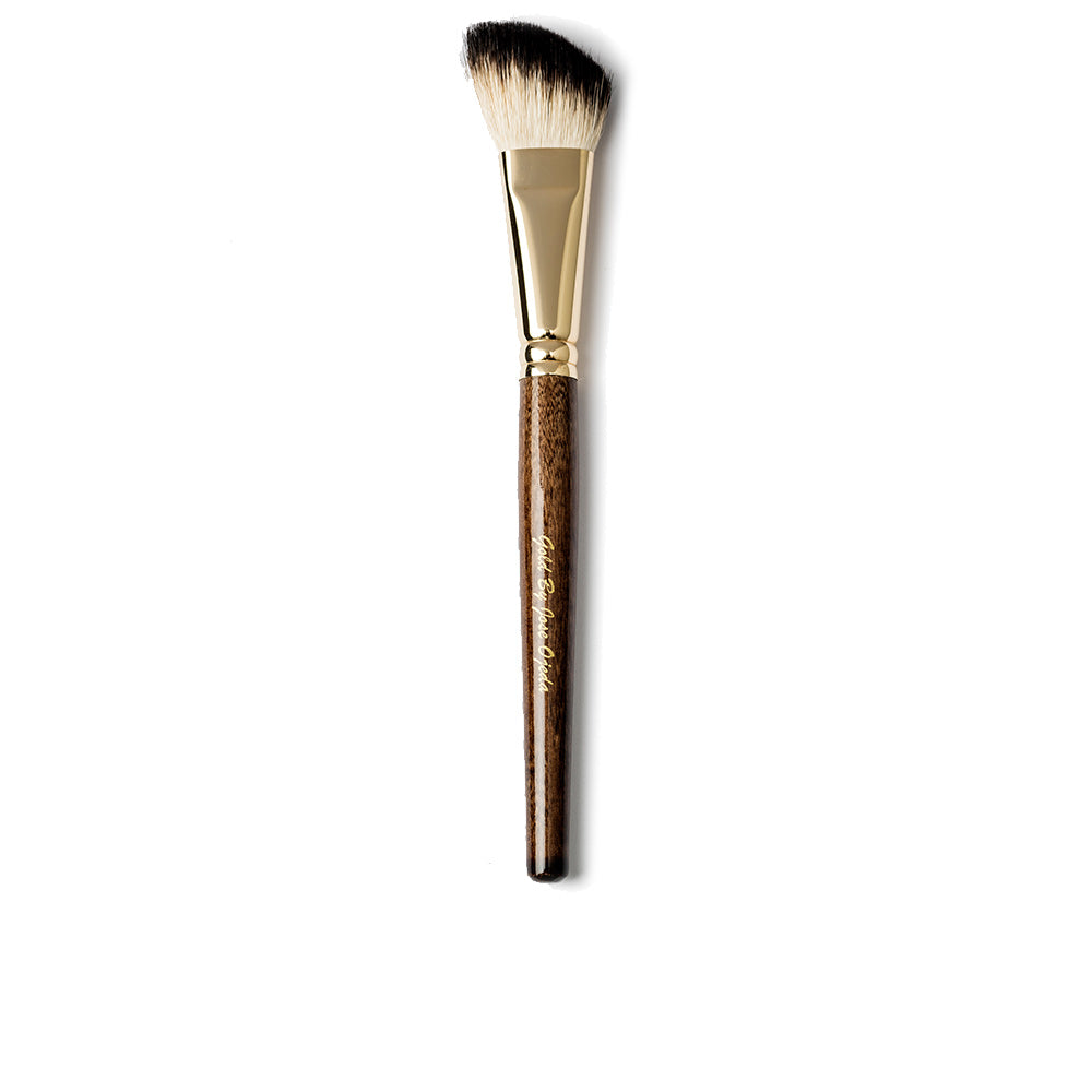Large angled goat-hair blusher brush with wooden handle, angled dense head