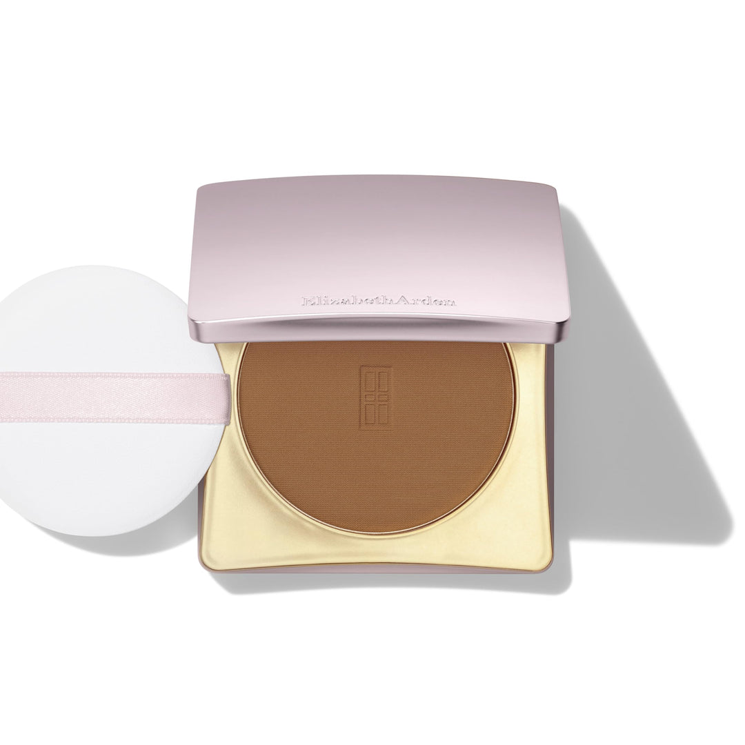 Elizabeth Arden Compact face powder in slim round case with mirror, fine-powder surface and soft beige tone