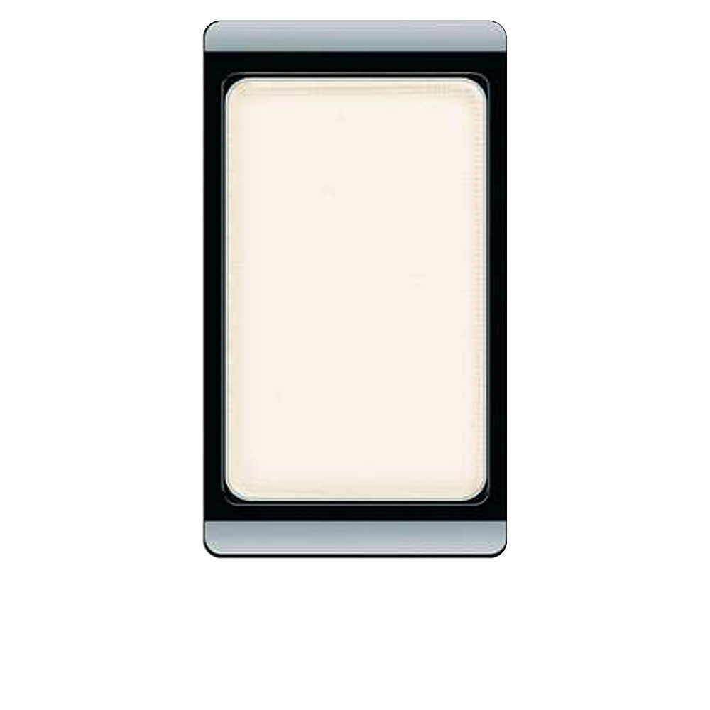 Compact matte off-white eyeshadow 0.8 g in a slim pan
