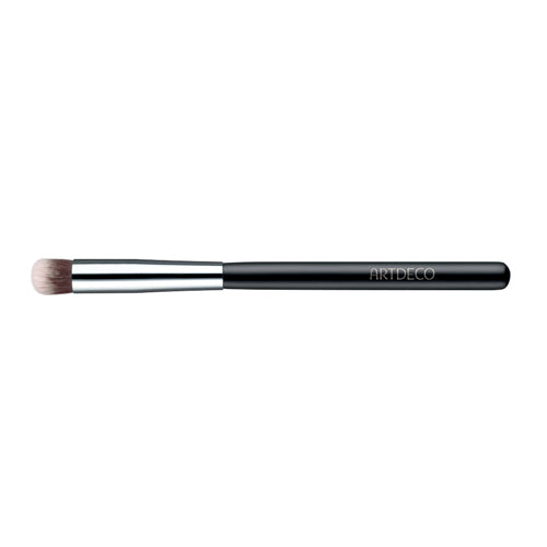Tapered nylon concealer brush with compact handle for precise application