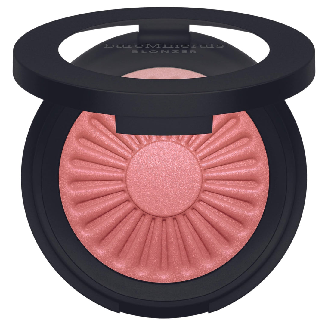 Compact 3.8 g nude hybrid bronzer-blush in Kiss of Copper shade, mineral pearls visible